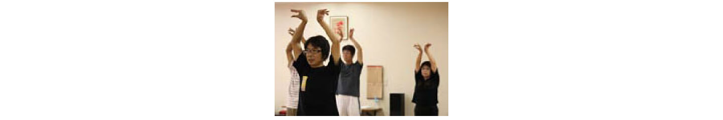 じん臓に効くとされている「鹿」のポーズ。人差し指と小指を立てて角の形を作り、角を動かしながら全身も動かします。 | エクササイズ① 気功 | ホルモン受容体陽性乳がん | 乳がん.jp