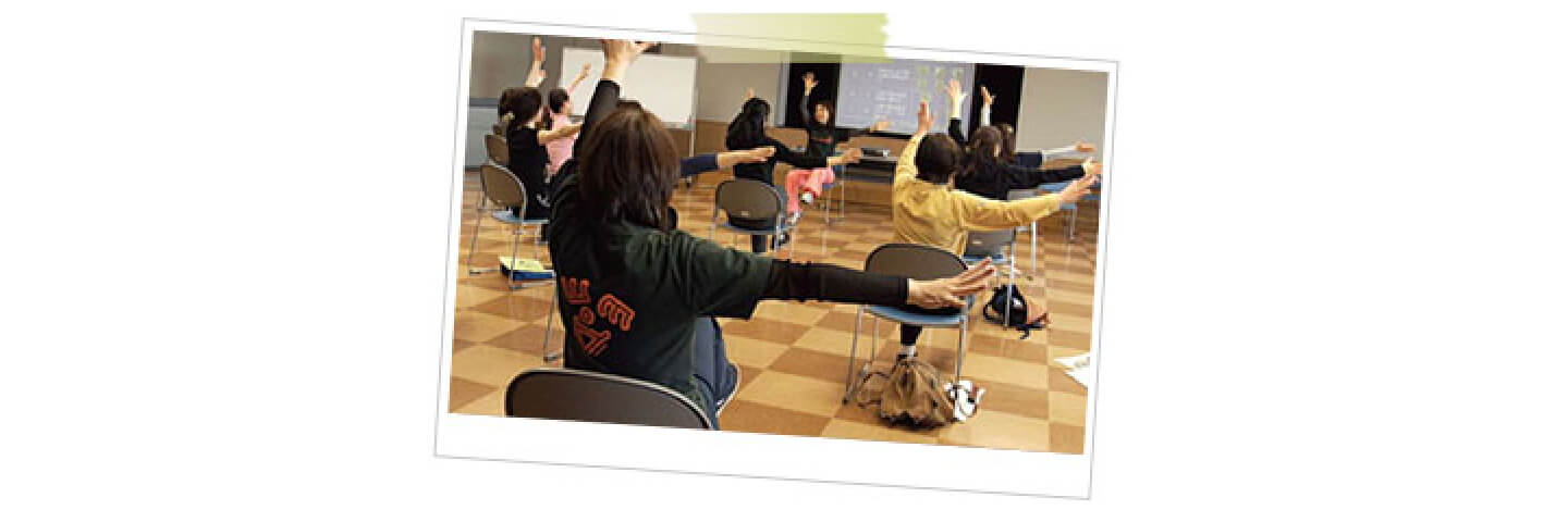 運動だけでなく、姿勢の改善にも効果的 | エクササイズ④ チェアエクササイズ | HER2陽性乳がん | 乳がん.jp