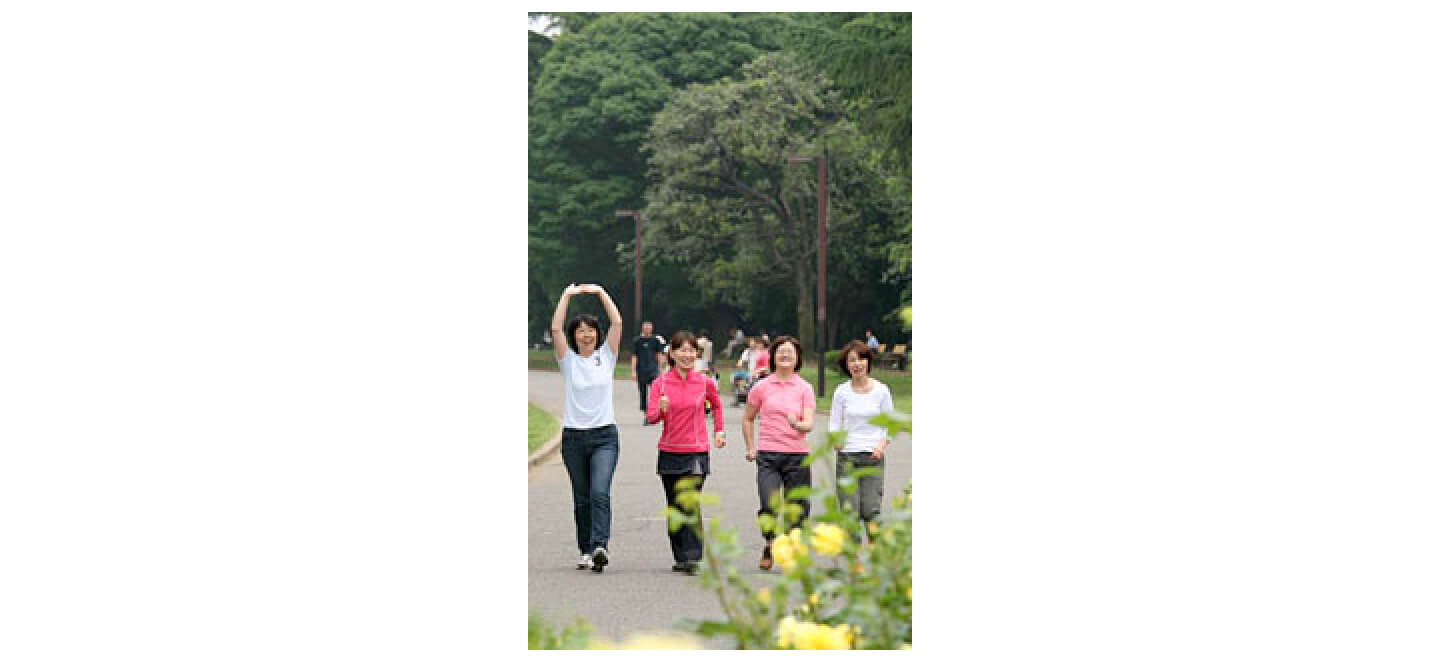 日差しのまぶしい夏がやってきました。今年の夏は朝ウオーキングで外で体を動かして、体力アップを目指しませんか?涼しい午前中なら、清々しい気分で体を動かすことができそうです。 | エクササイズ② ウオーキング | トリプルネガティブ乳がん | 乳がん.jp
